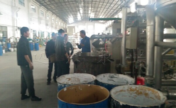 恒盛膠業(yè)總工與我公司工程師現(xiàn)場交流 恒盛膠業(yè)總工與我公司工程師現(xiàn)場交流