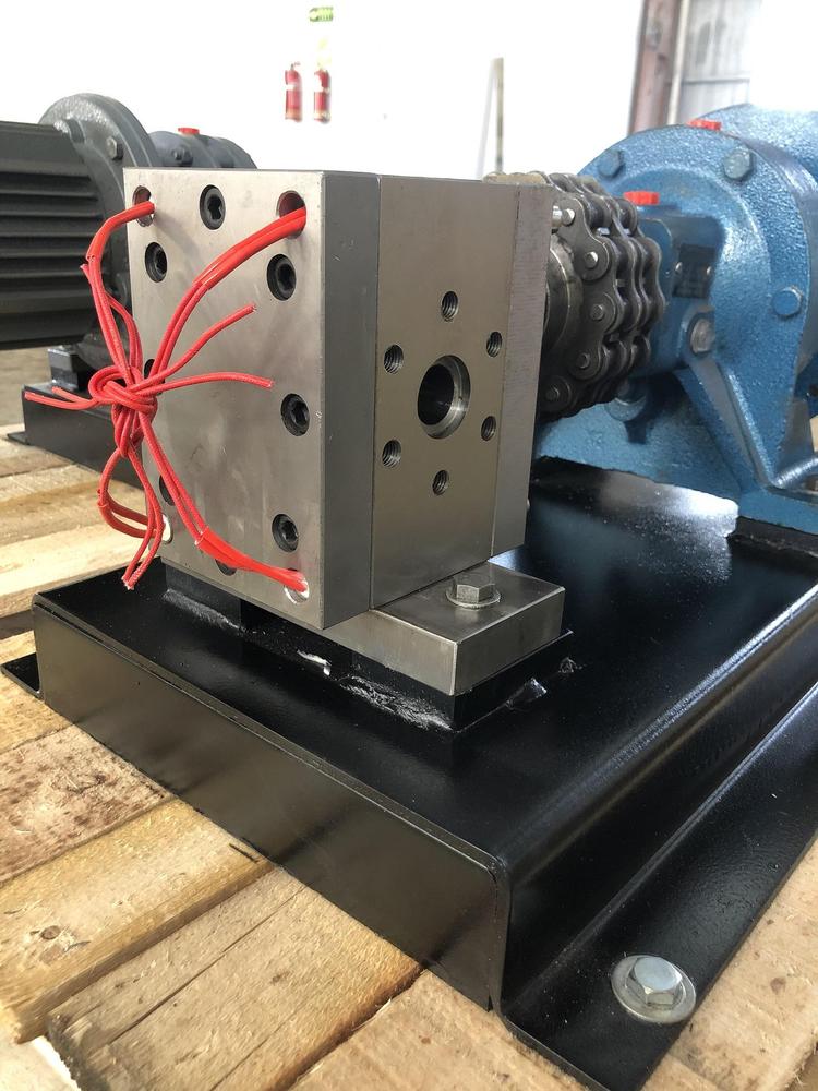 熔噴布計(jì)量泵 /熔噴布熔體計(jì)量泵100CC配套120螺桿擠出機(jī) 熔噴布計(jì)量泵 /熔噴布熔體計(jì)量泵100CC配套120螺桿擠出機(jī)